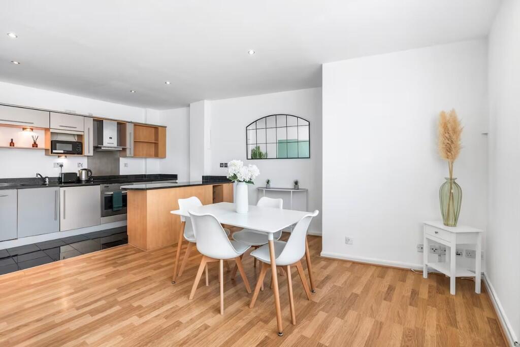 Apartment in Brighton, Round Hill - More