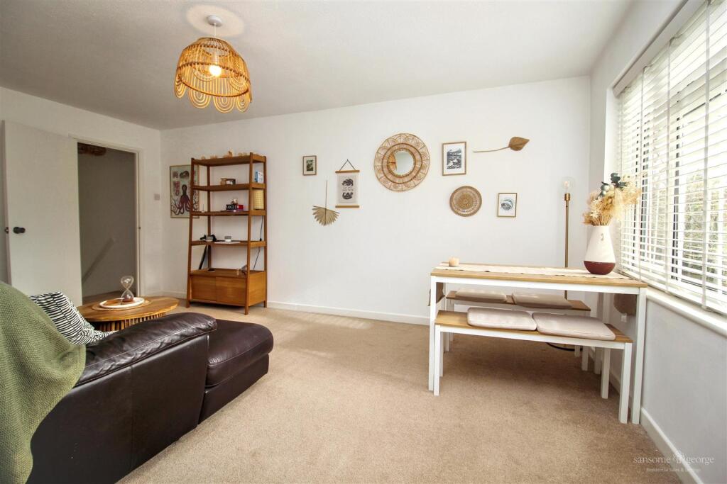 Apartment in Reading, The Triangle, Tilehurst - View 4