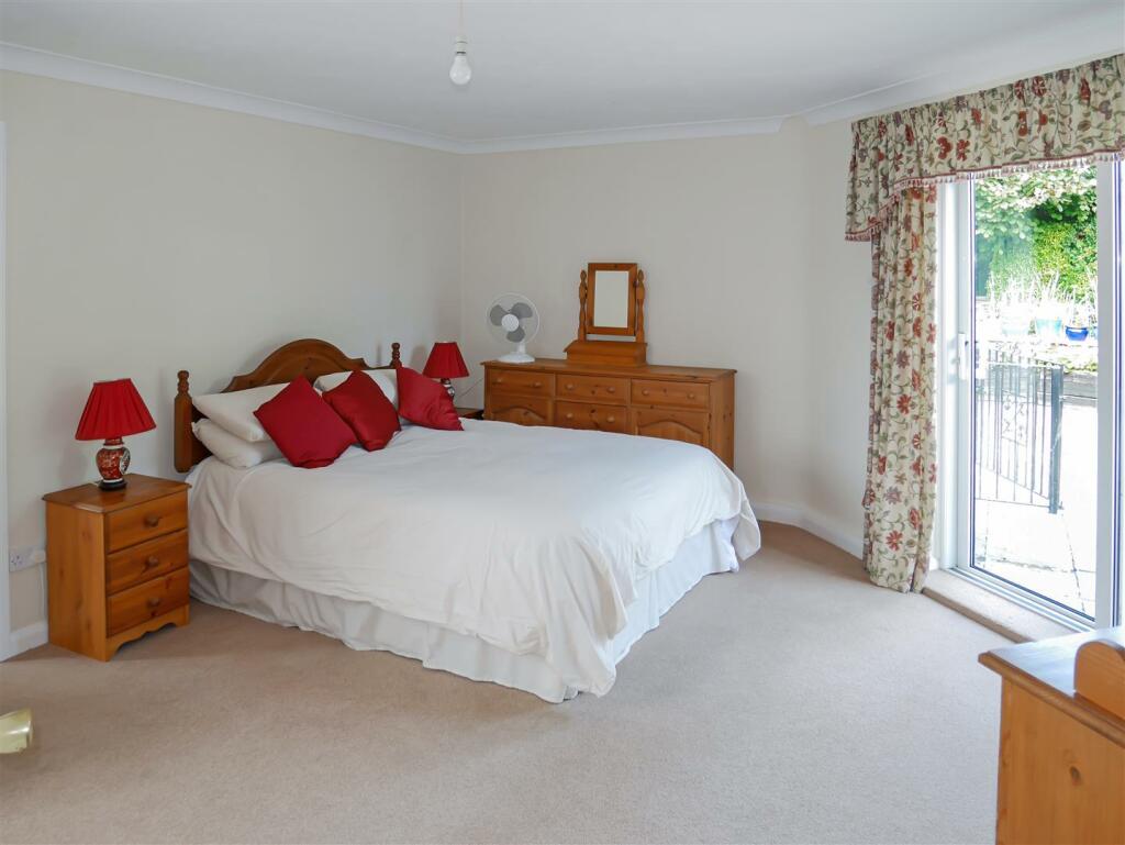 Holly Drive, Wick, Littlehampton photo 3