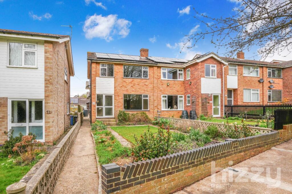 3-bed semi-detached on Churchill Avenue, Hadleigh, £260,000