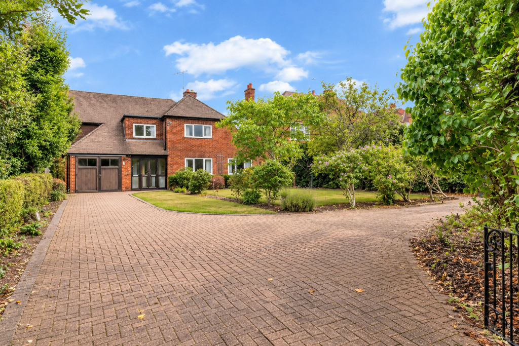 Main image of property: Banbury Road, Stratford-upon-Avon, CV37 7HN