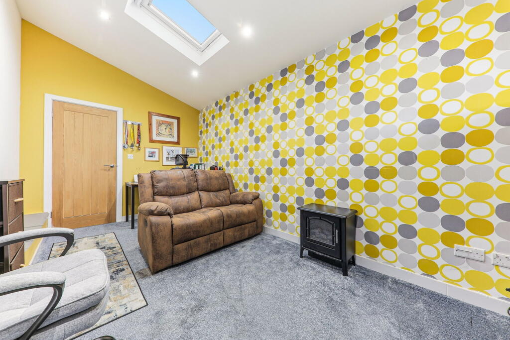 Greenbanks Avenue, Horsforth, Leeds, LS18 5RX photo 4