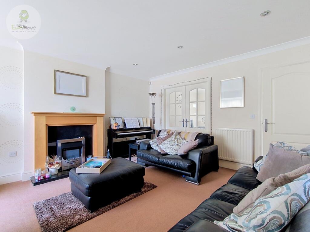 House in Kirklees, Hightown - More