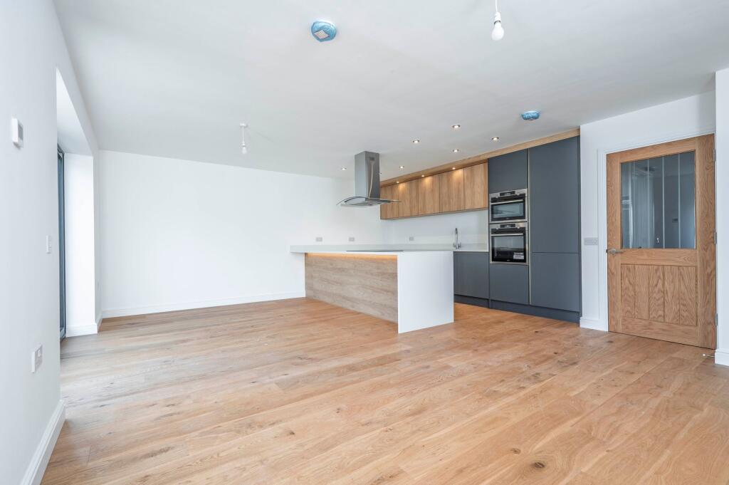 1 Grove Court, Station Road, GL54 photo 2