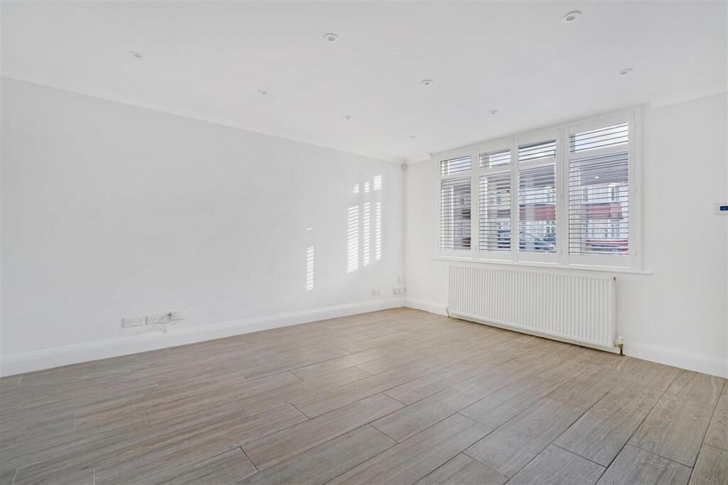 House in London, Redbridge - View 2