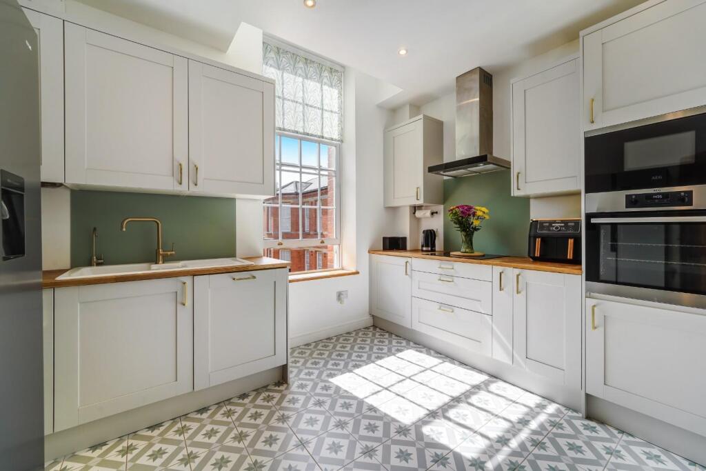 Apartment in Epsom and Ewell, Manor Park - View 4