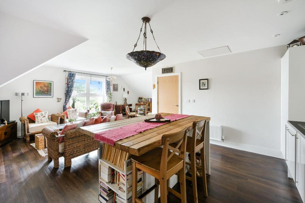 Richmond Crescent, Epsom - View 6