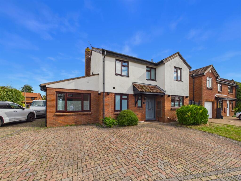 4 bedroom detached house for sale in Anglesey Mead, Chippenham