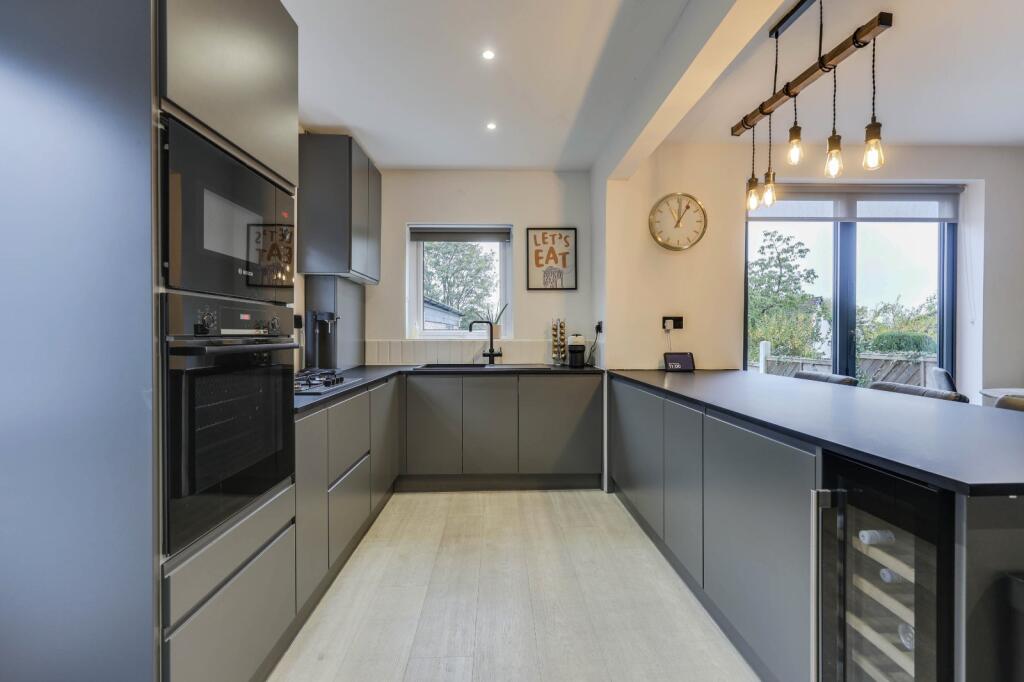 House in Leeds, Rawdon - View 3