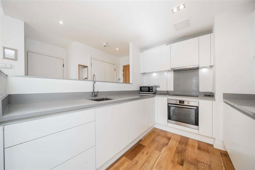 Apartment in London, Suttons Wharf, Mile End - View 4
