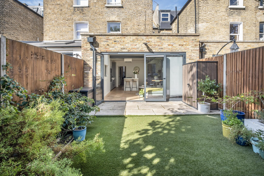 Apartment in London - More