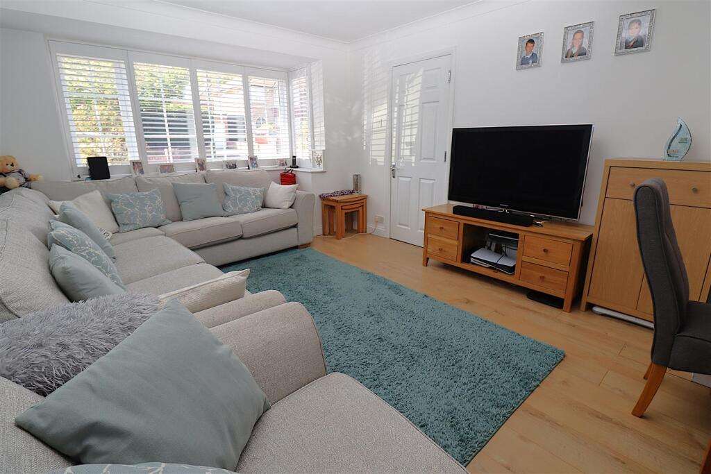 Lyndhurst Avenue, Rainham photo 4