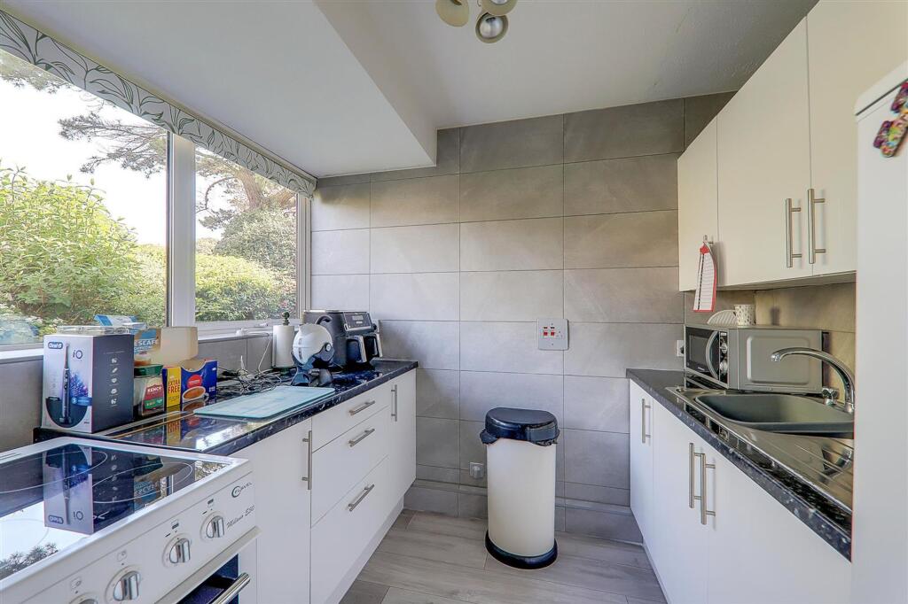 Apartment in Worthing, West Sussex - View 3