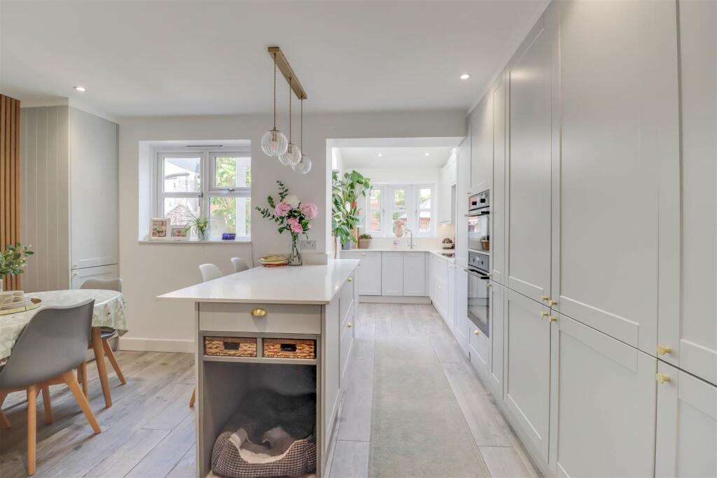 House in Basildon, Wickford - View 5