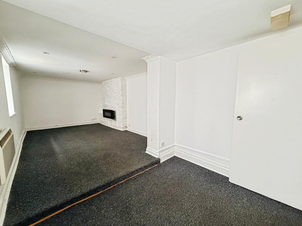 Apartment in Torquay - More