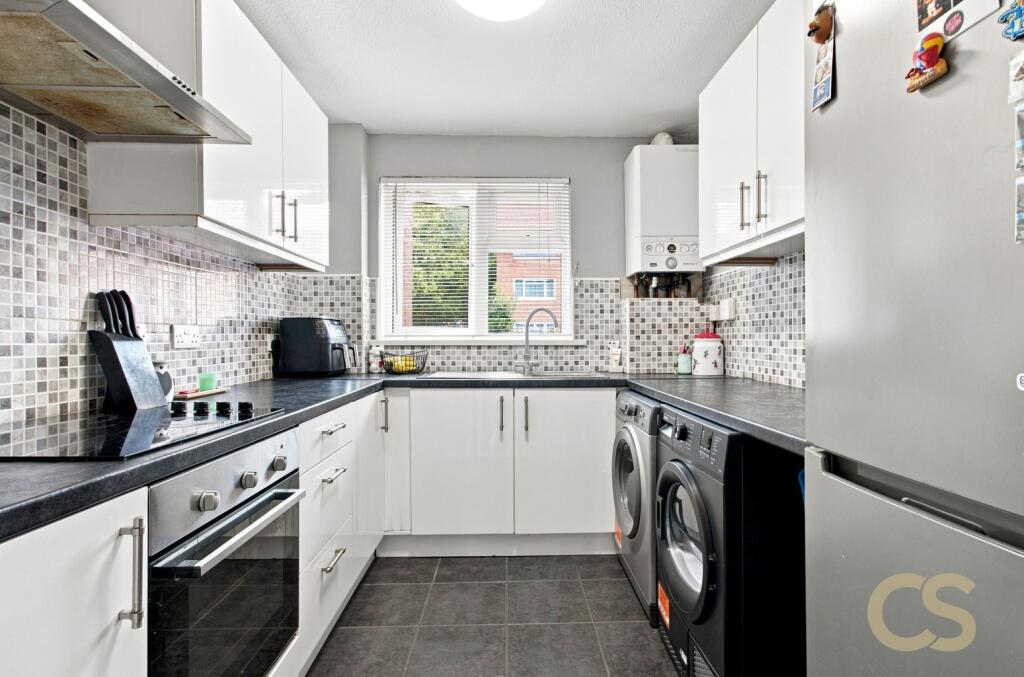 Apartment in Broxbourne, Hertfordshire - View 4