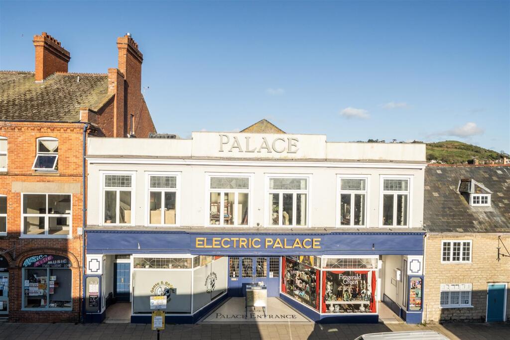 Main image of property: 35 South Street, Bridport