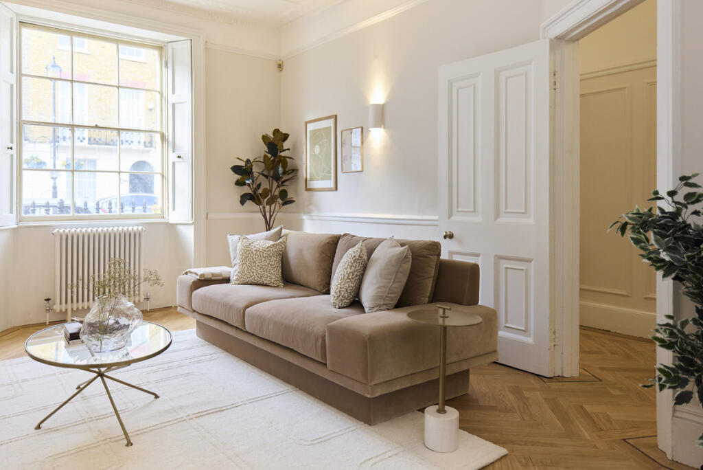 House in London, Paddington - More