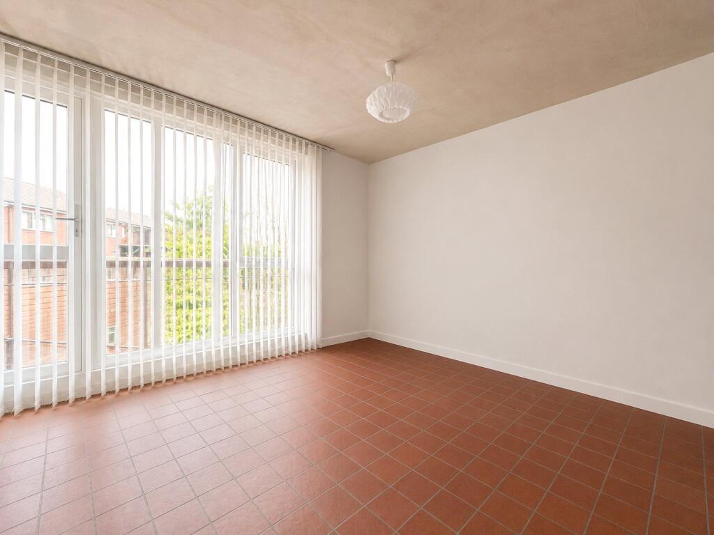 Stoneycroft Close, London, SE12 - View 2