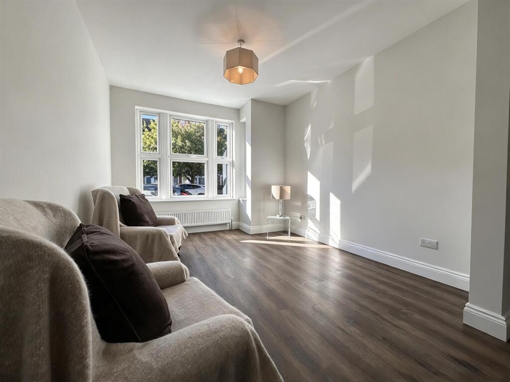 House in London, Bush Hill Park, Southbury - View 2