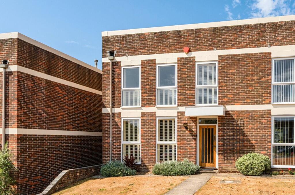 Main image of property: Milford Court, Milford on Sea, Lymington, SO41