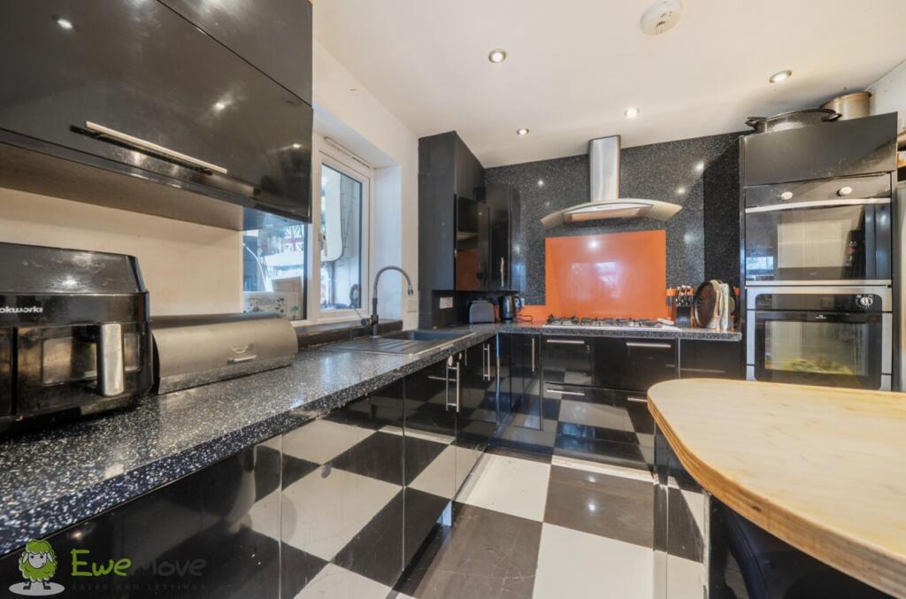 House in Sutton - View 5