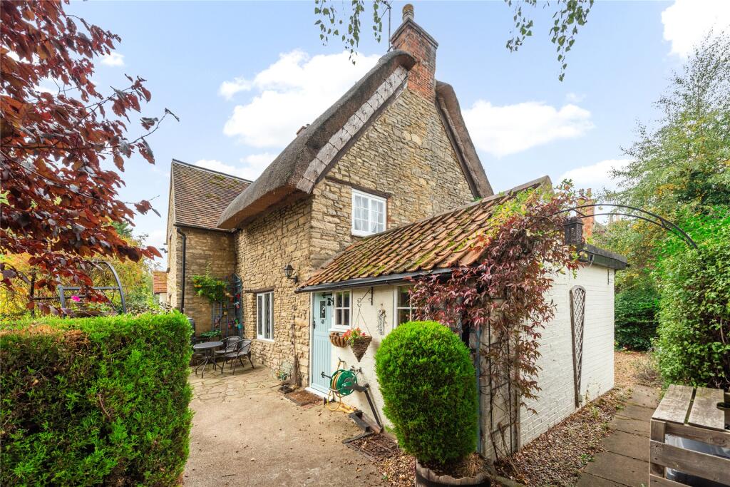 Main Road, Biddenham, Bedfordshire, MK40 photo 2