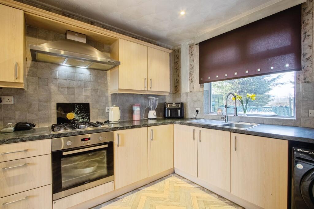 Brooklands Lane, Leeds photo 2