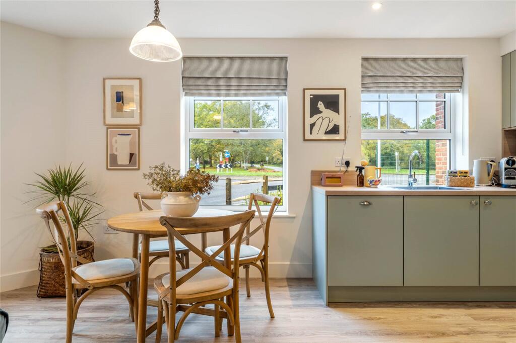 Apartment in Hart, Moulsham Green, Yateley - View 4