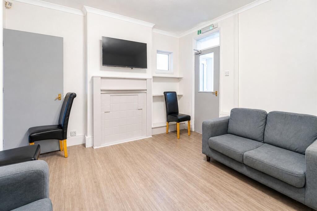 6 bedroom house for rent