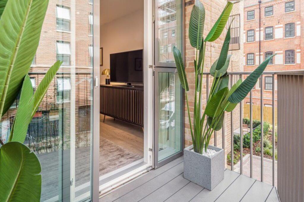 Apartment in Slough - View 5