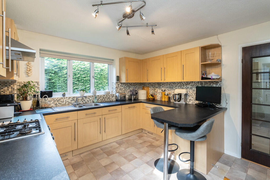 Wildcroft Drive, North Holmwood photo 3