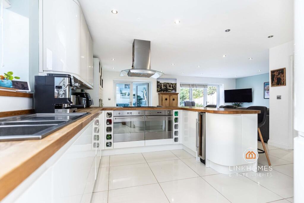 House in Corfe Mullen - View 3
