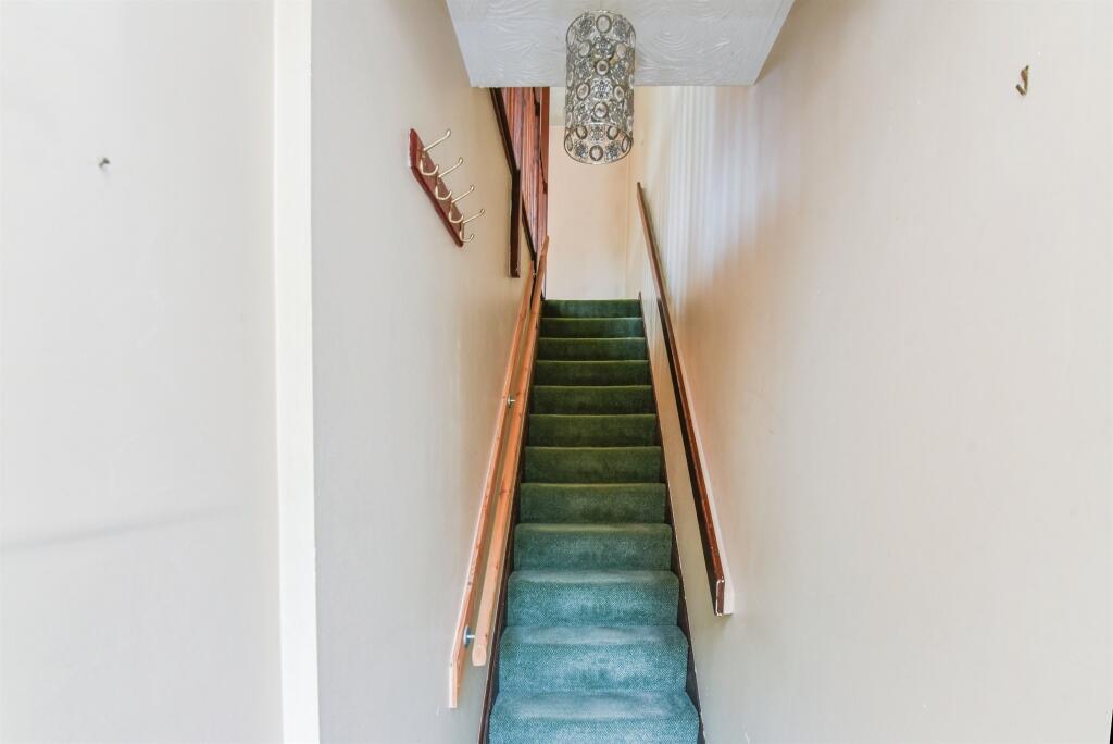 Hollybush Close, Chippenham photo 4