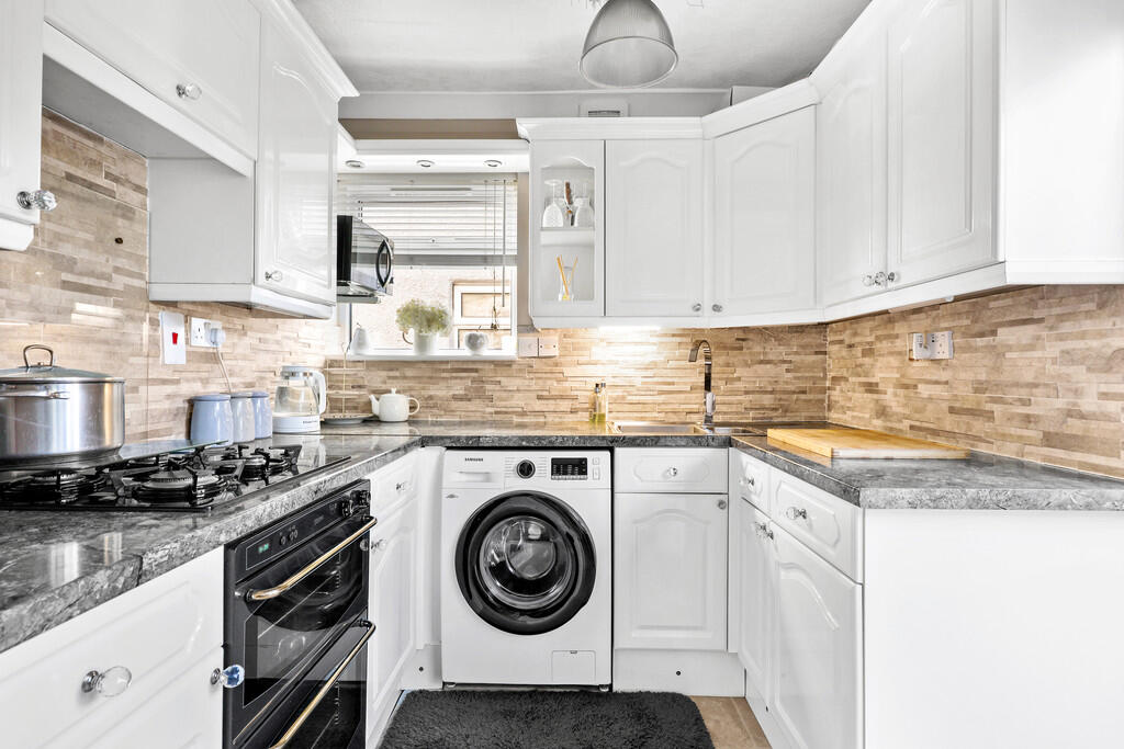 House in Epping Forest, Waltham Abbey - More