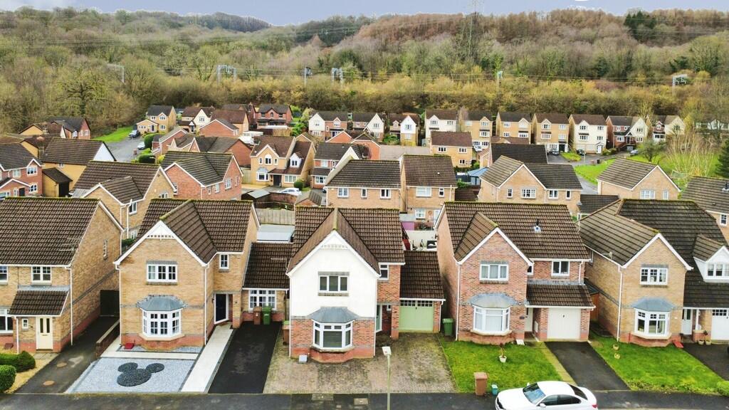3-bed detached on Stryd Hywel Harris, Ystrad Mynach, £325,000