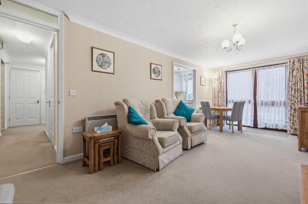 Apartment in Billericay, Queens Park - View 3