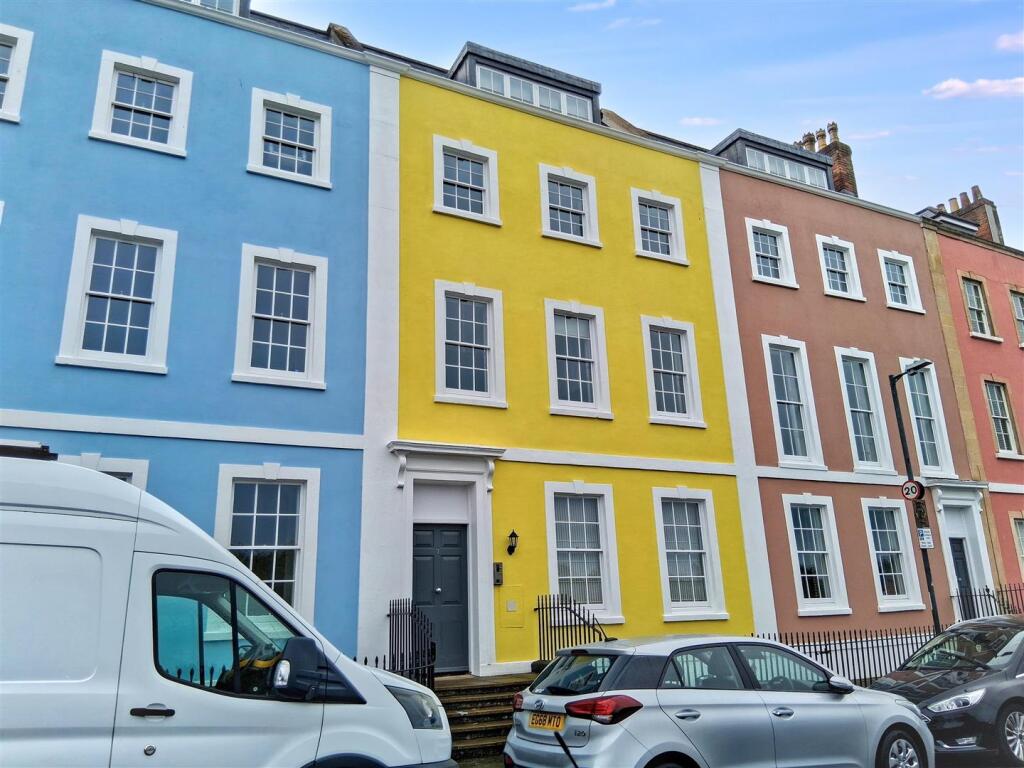 2-bed flat on Redcliffe Parade West, Bristol, £450,000