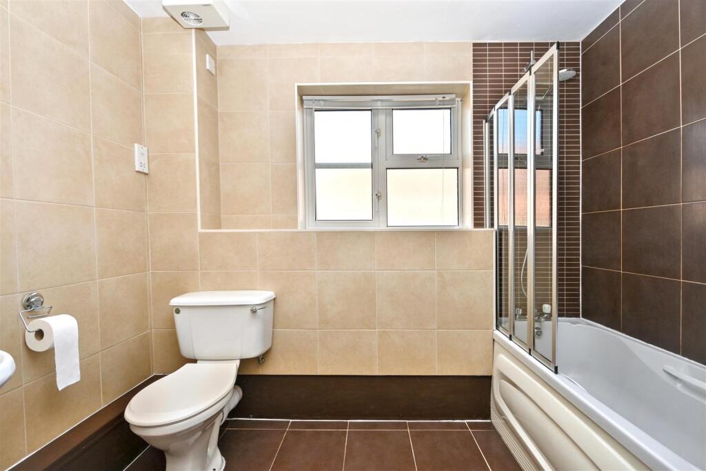 Apartment in Eastbourne, East Sussex - View 4