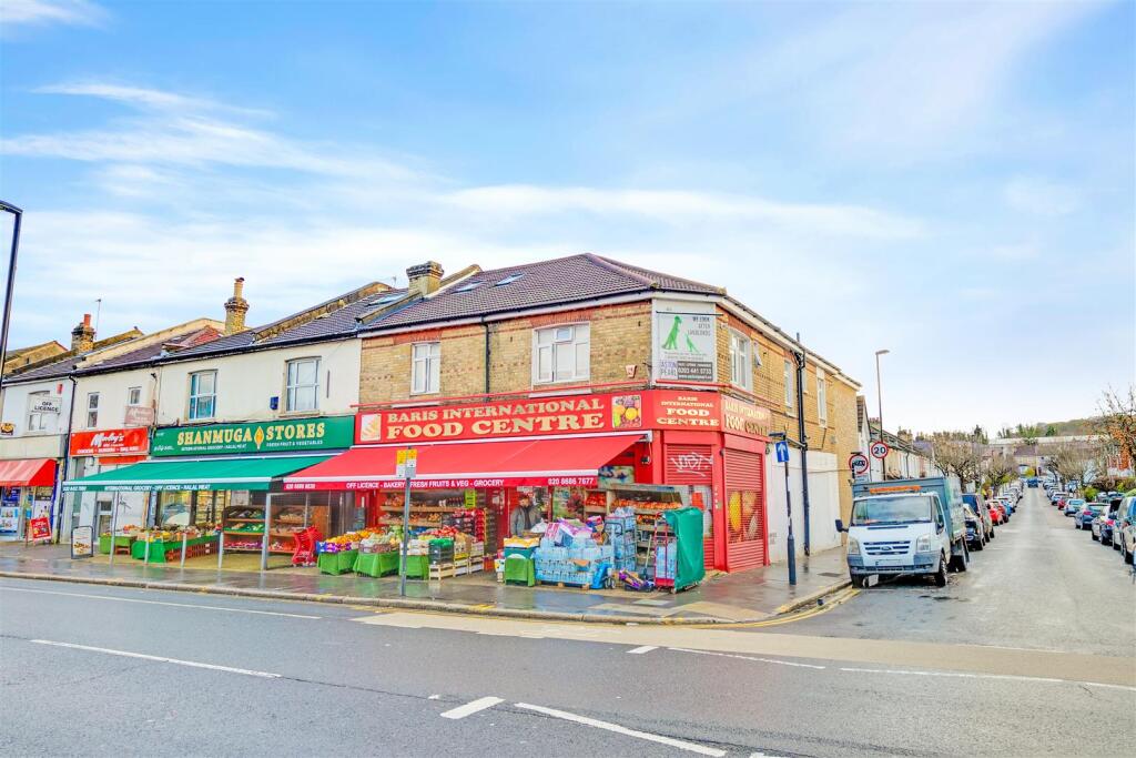 Studio house on Brighton Road, 
Canary Wharf, CR2, £1,600,000