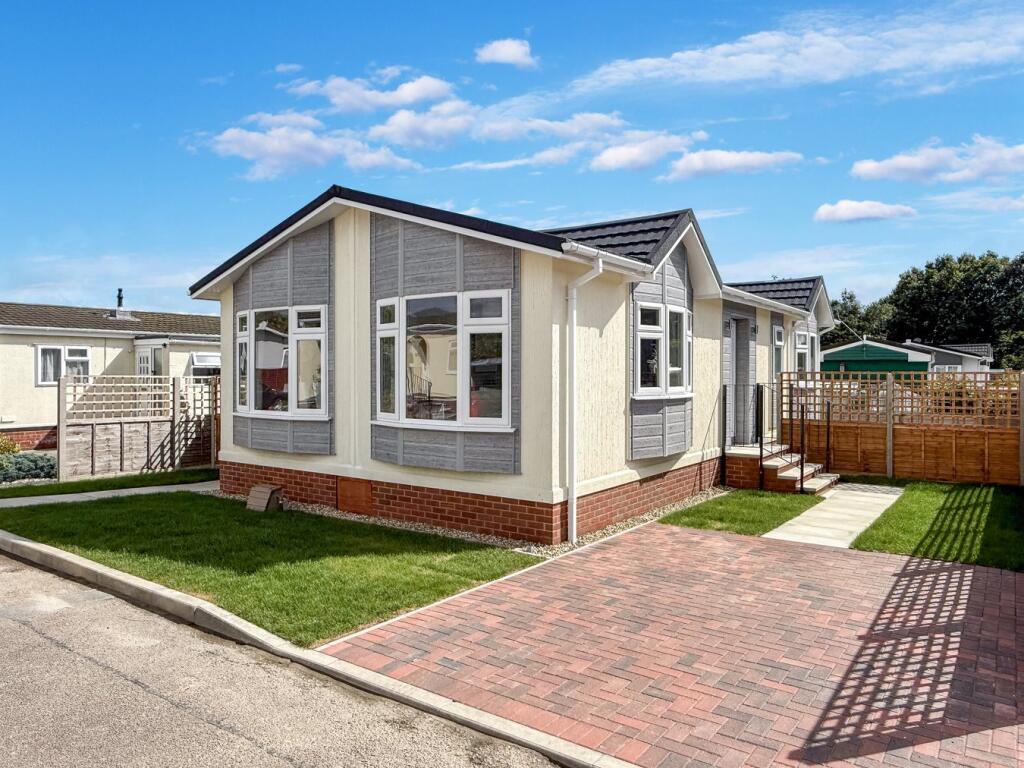 2-bed caravan on St Gotthards Avenue, Martlesham Heath, IP5, £259,950