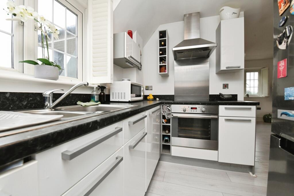 Apartment in Brentwood, Essex - View 5