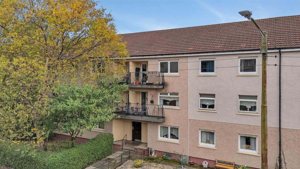 3-bed flat on Essenside Avenue, Glasgow, £94,995