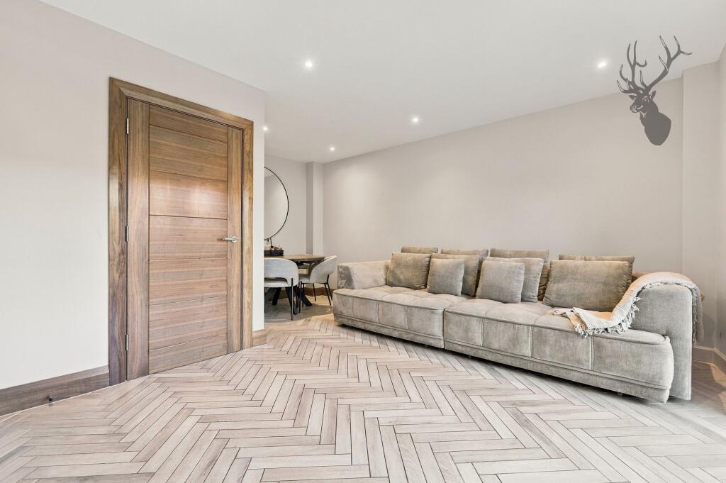 House in Romford - More
