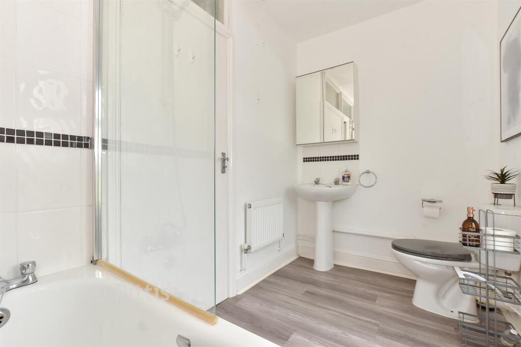 Apartment in Ryde, St Helens - View 4