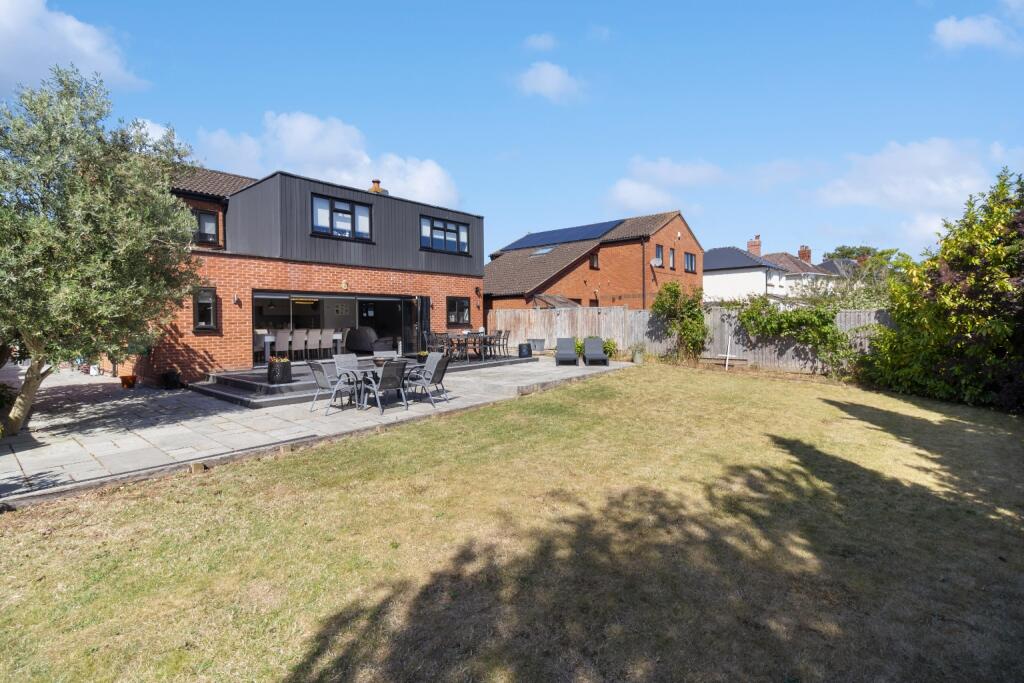 Hayslan Avenue, Malvern, Worcestershire, WR14 2RQ photo 3