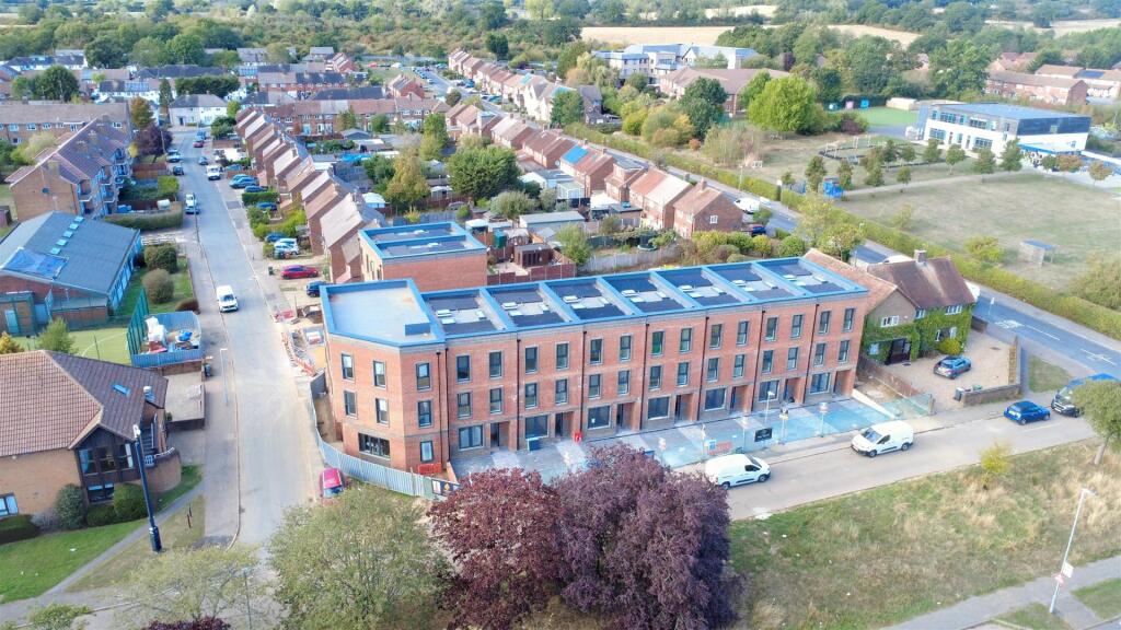 House in Borehamwood, Elstree and Borehamwood - More