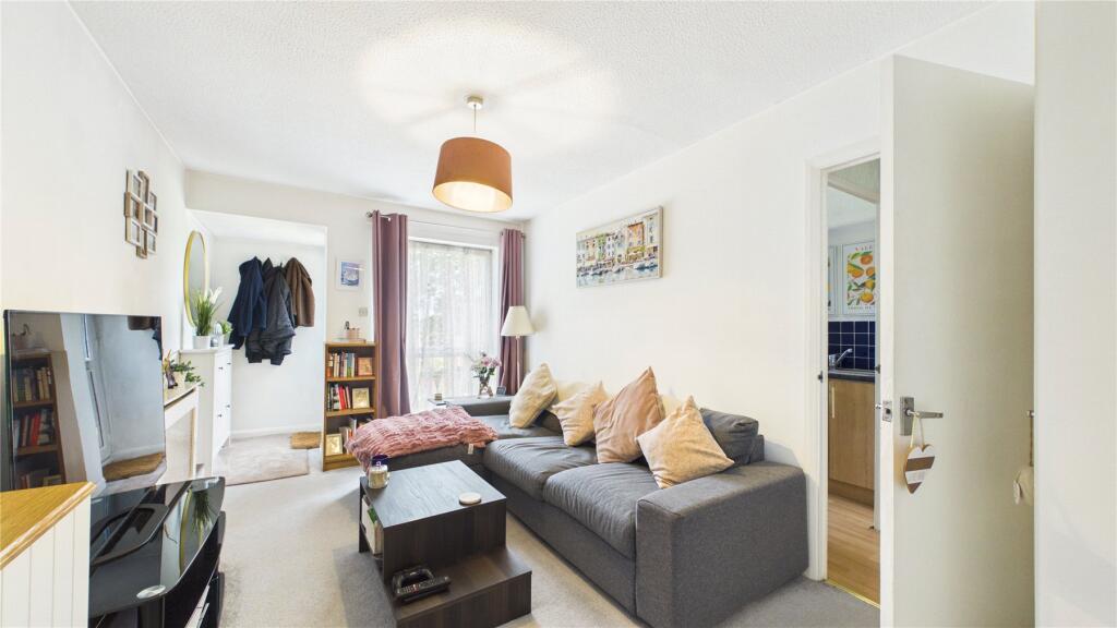 Bluebell Rise, Lightwater, Surrey, GU18 photo 2