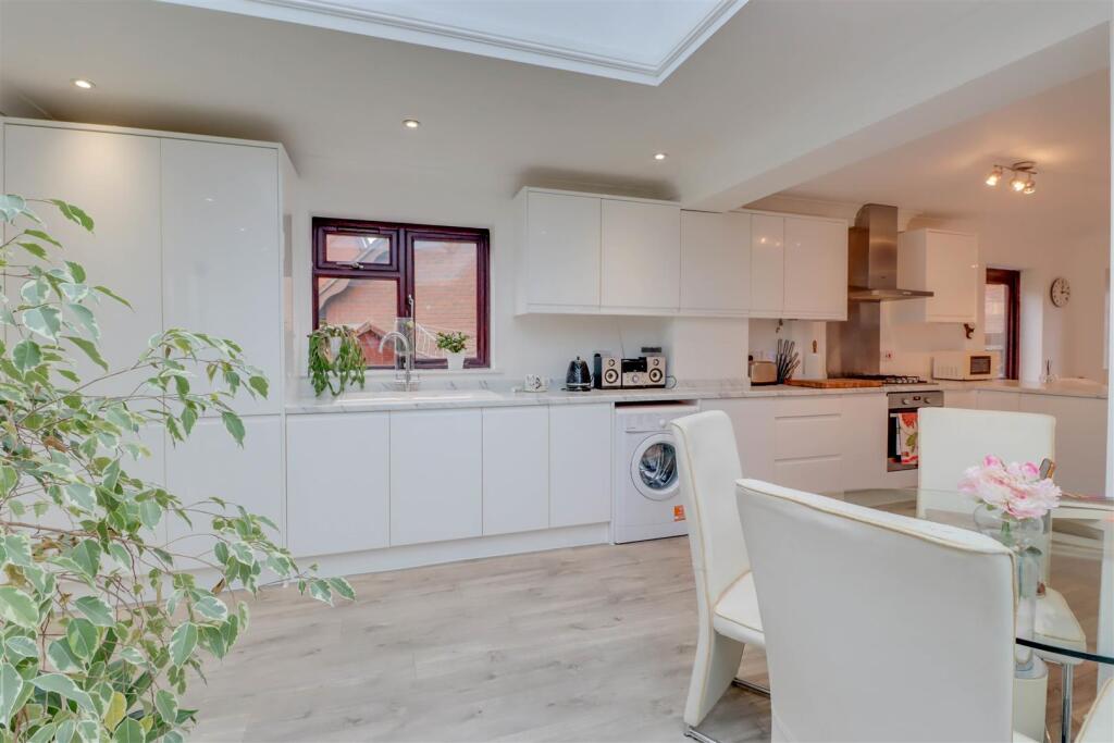 Mersea Crescent, Wickford photo 2