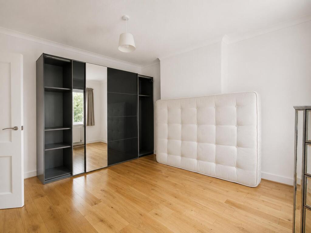 House in London, West Finchley - More